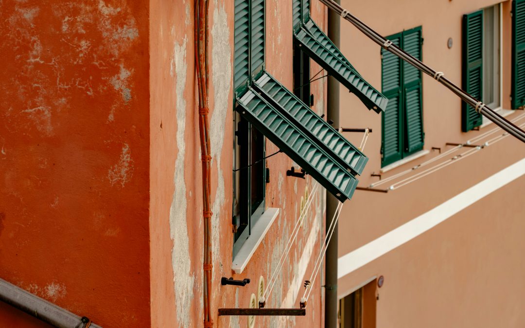 finestra e persiana di un' abitazione del centro storico logora e usurata