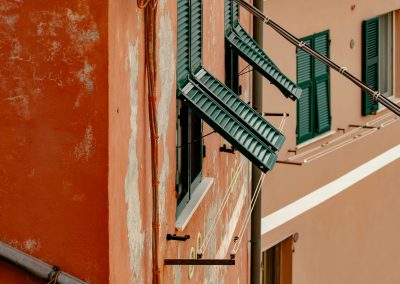 finestra e persiana di un' abitazione del centro storico logora e usurata