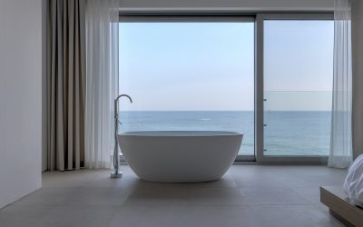 Caldo, ospiti e consumi: il ruolo degli infissi nelle strutture ricettive in estate