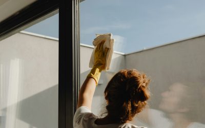 Come pulire gli infissi: guida pratica per non sbagliare prodotto, metodo o momento
